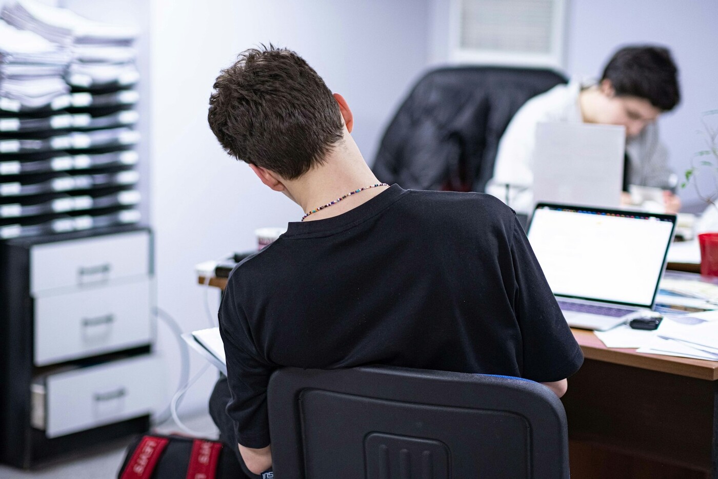Desk Work, Neck Strain, and Shoulder Tension: Relief Without Downtime
